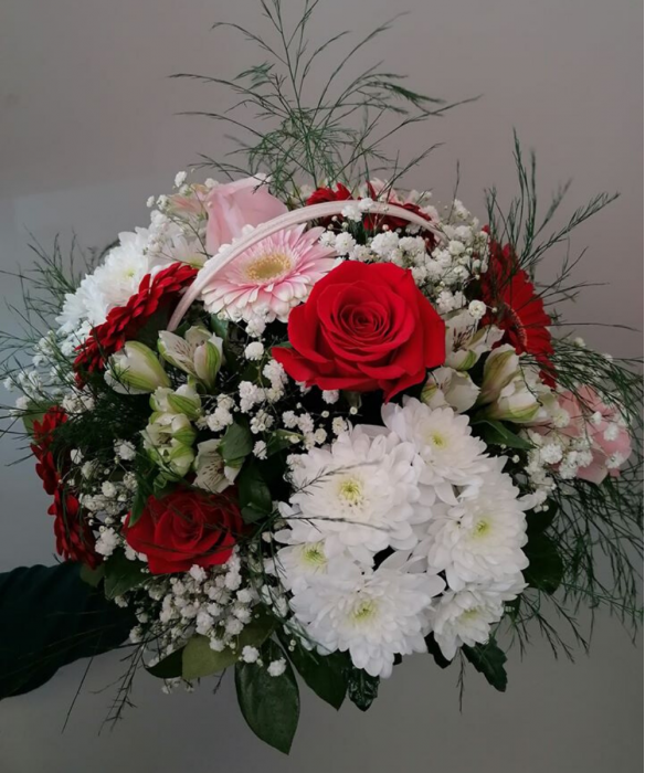 Cosulet cu trandafiri si crizantema