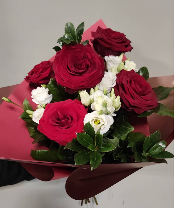 Buchet trandafiri si lisianthus