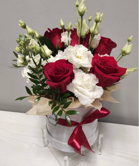 Aranjament trandafir si lisianthus in cutie