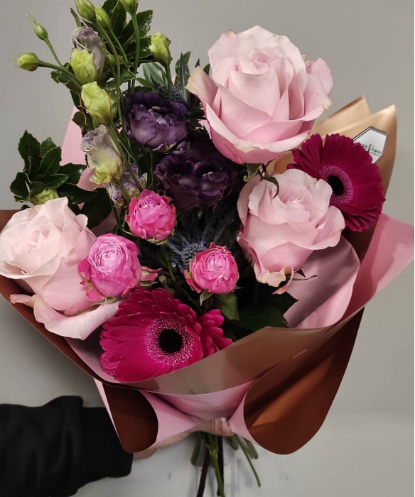 Buchet mix cu trandafiri roz prafuit